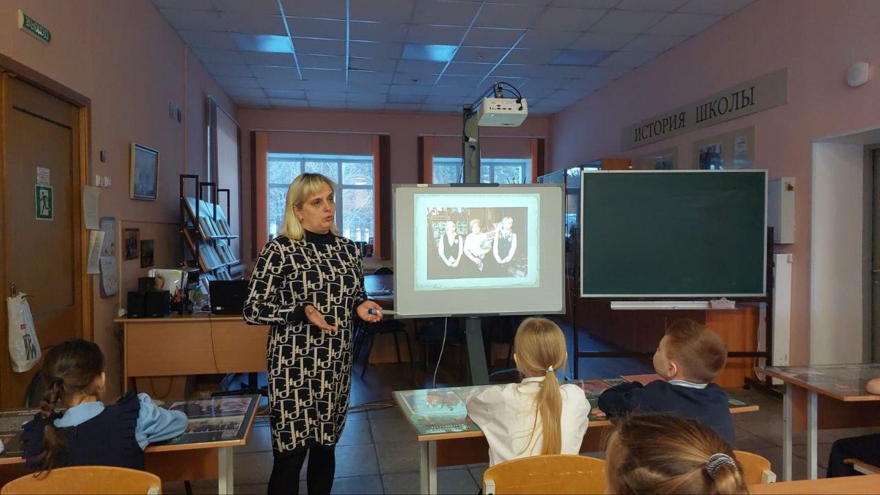 Дети просмотрели фотоматериалы будней блокадного Ленинграда.