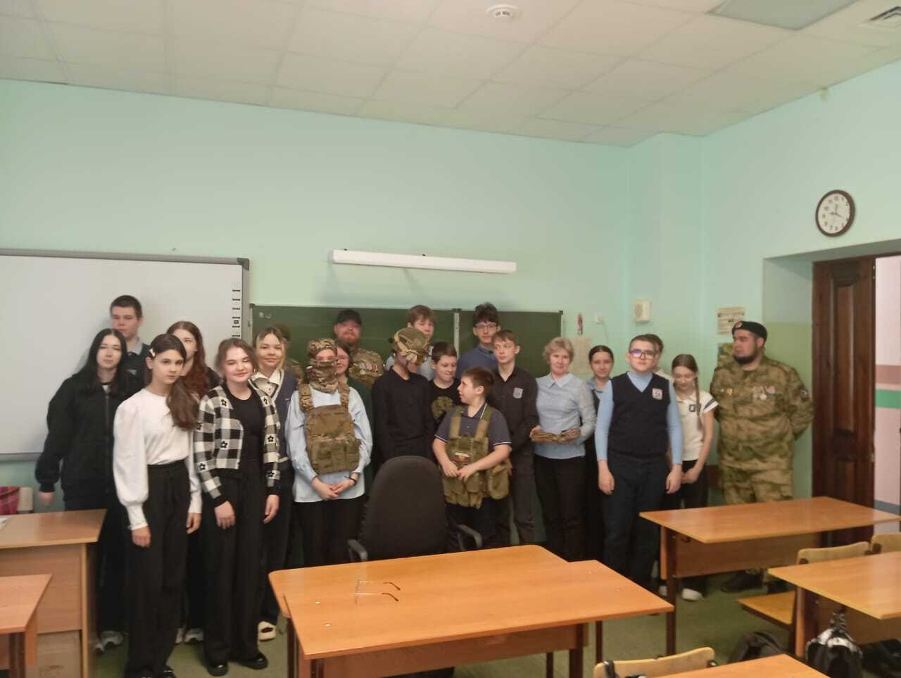 В 7б и 9б классах прошли Уроки Мужества.